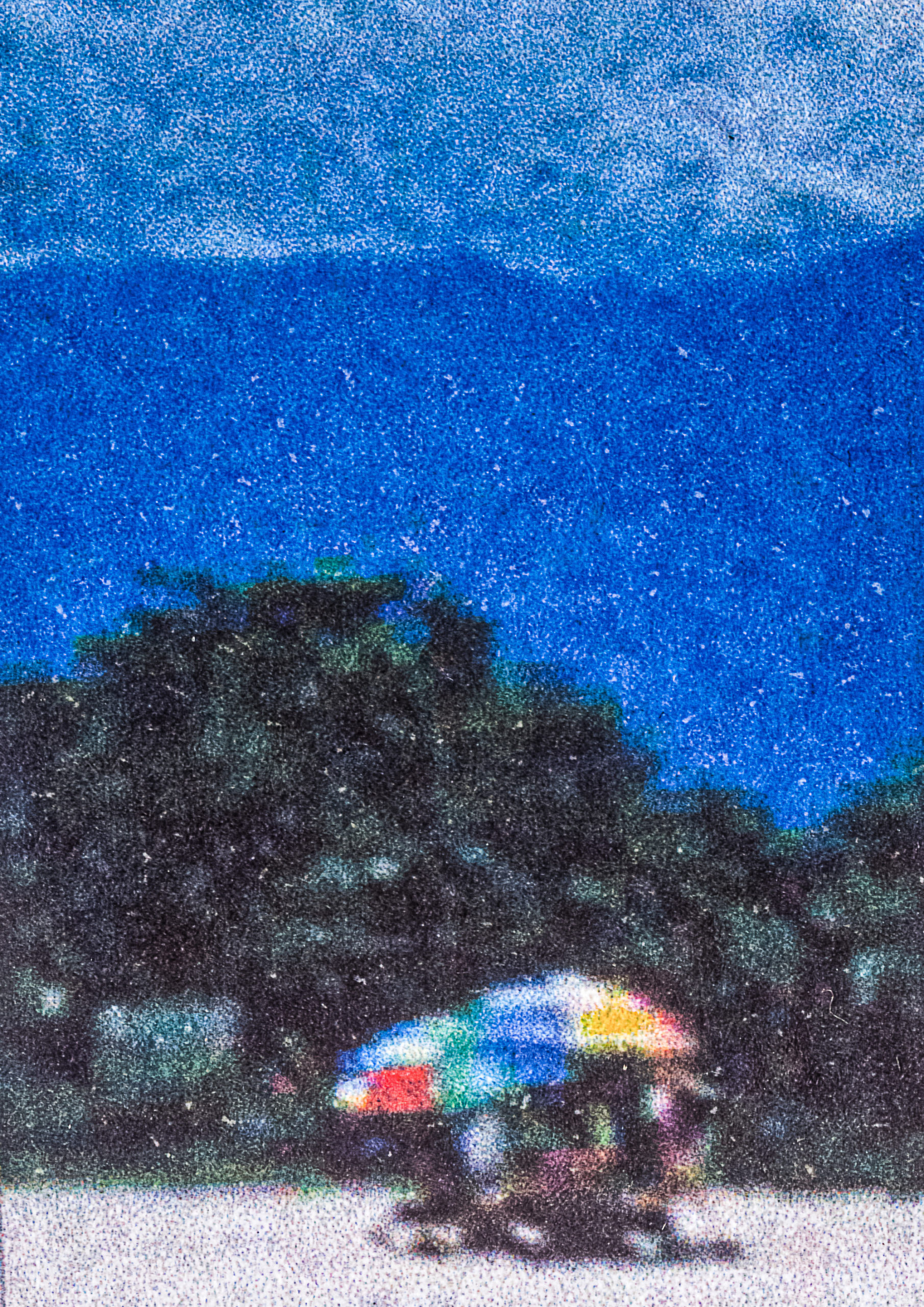 Banhistas com guarda-sol colorido em uma fotografia pontilhada.