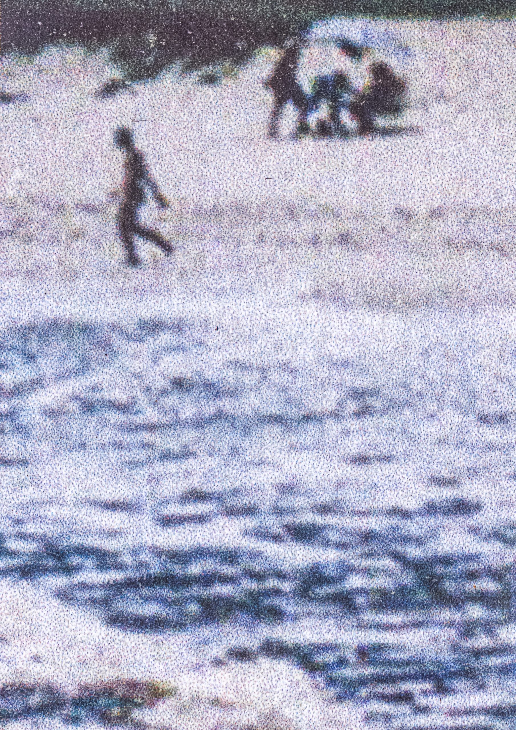 Pessoa caminha na praia em uma fotografia pontilhada.